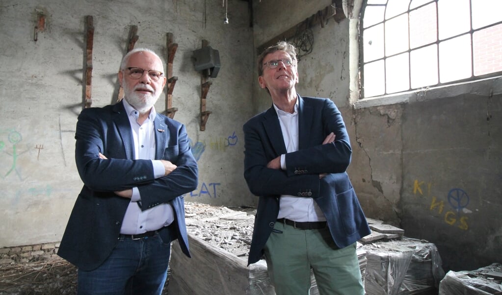 Hennie Henzen (links) en Johan Huibers nemen een kijkje in het vroegere en vervallen Zandstraatkerkje.