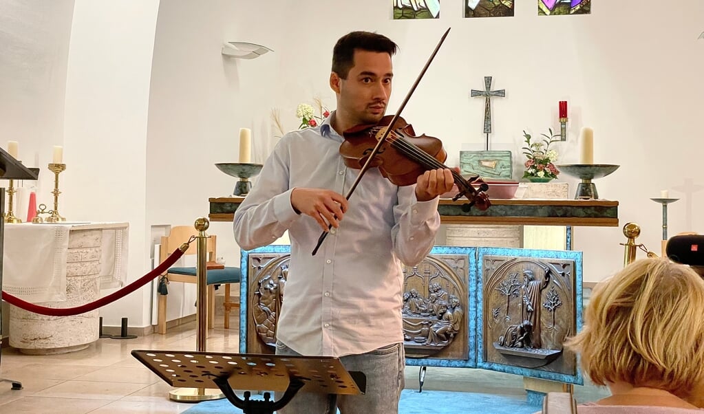 Anthony Scheffer speelt een deel uit de moeilijke vioolbegeleiding in ‘Dixit Dominus’