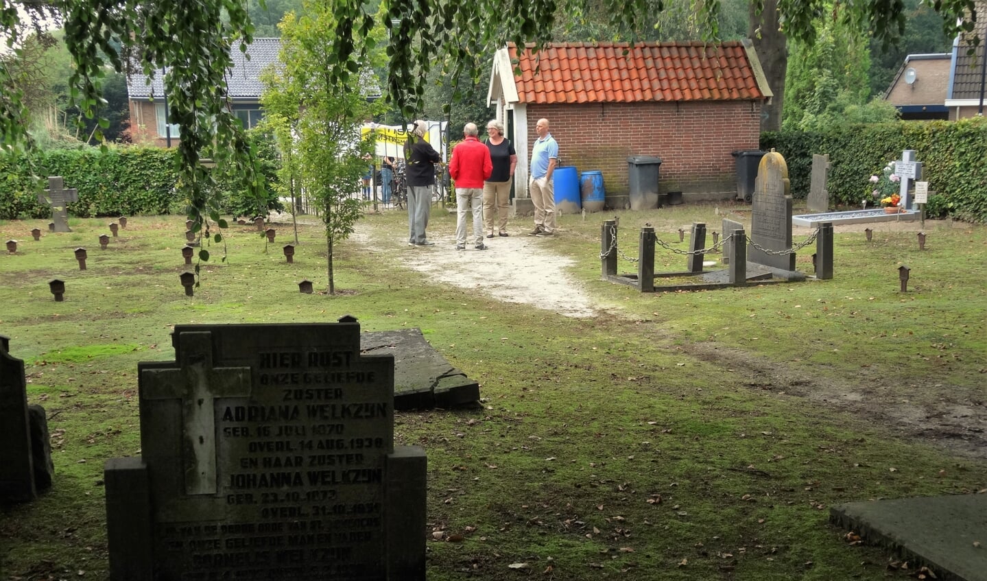 De katholieke begraafplaats (1884) aan de Nieuweweg Noord.