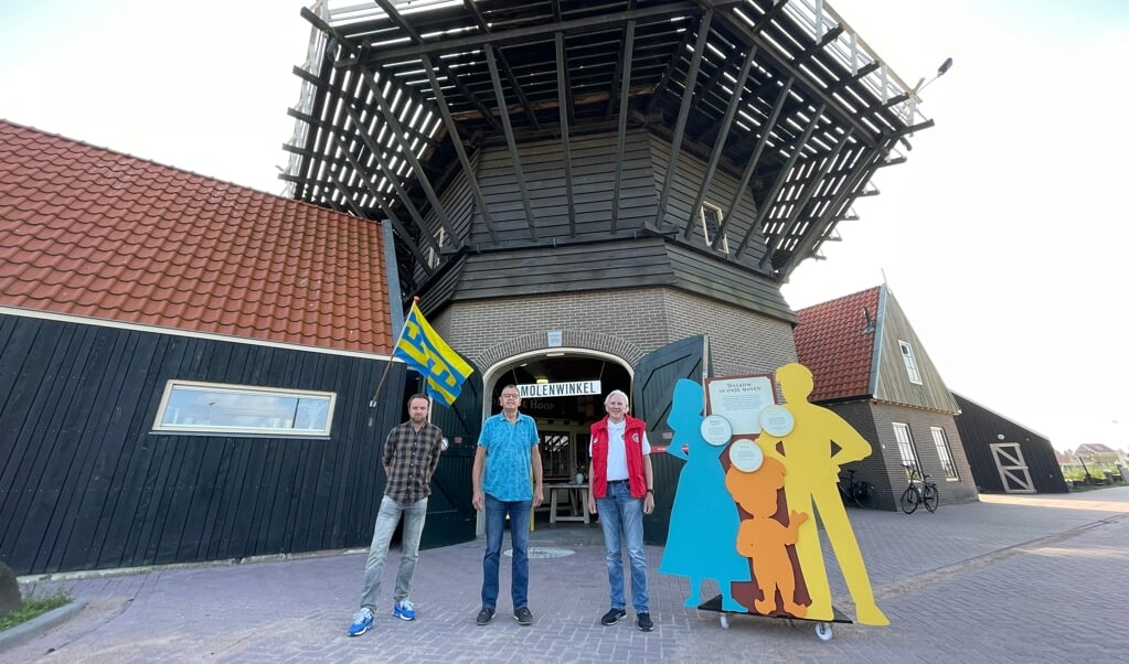 Vrijwilligers Bert van Plateringen, Geert Terpstra en Hennie Sneevliet van de Harderwijkse Molen Stichting voor Molen De Hoop.