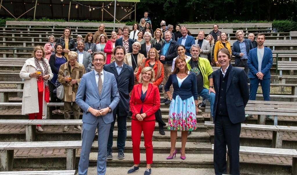 Burgemeesters, kunst en cultuur-wethouders, raadsleden en vertegenwoordigers uit de cultuursector uit de regio Amstelland-Meerlanden bijeen in het Bostheater.