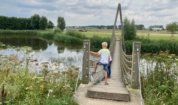 <p>Een jongetje bekijkt de situatie van het Plesmanhoek. </p>