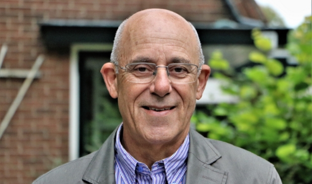 Frans Friedheim bij het huis aan de Spoorlaan in Hollandsche Rading waar nu Struikelstenen voor zijn grootouders liggen.
