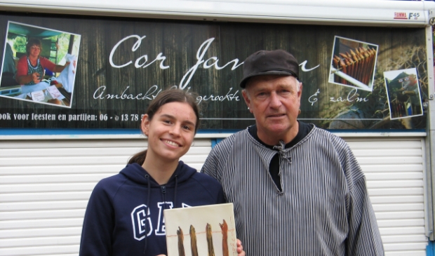 <p>Cor Jansen uit Putten was de laatste twee keer winnaar van het palingroken.</p>