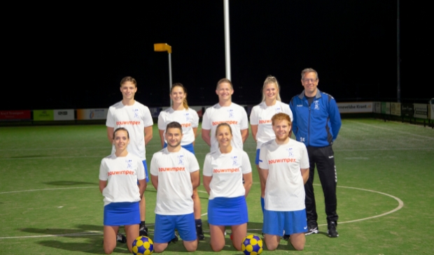<p> Bovenste rij vanaf links: Joel Lagerweij, Rinkske van den Brink, Bernard Schut, Maura van Limpt en trainer René Slegh.</p><p>Gehurkt van links naar rechts: Joanne Lijbers, Gert-Jan Davelaar, Linemijn Jansen en Rens Bleijenberg.</p>