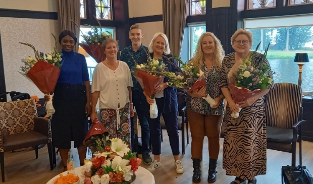 <p>Ayrton Lindenberg (derde van links) met een aantal mede-geslaagden. V.l.n.r.: Fatou Dieme, Patricia Does, Jolanda Koelemeij, Kim Tieman en Wilma Rutte.</p>