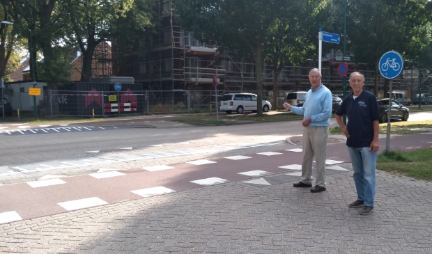 <p>Reint Middel en Wim van Aalst bij het bewuste kruispunt</p>