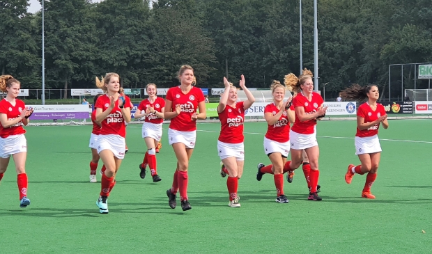 <p>De speelsters van WMHC bedanken het publiek na hun 2-1 zege op het bezoekende Gooische.</p>