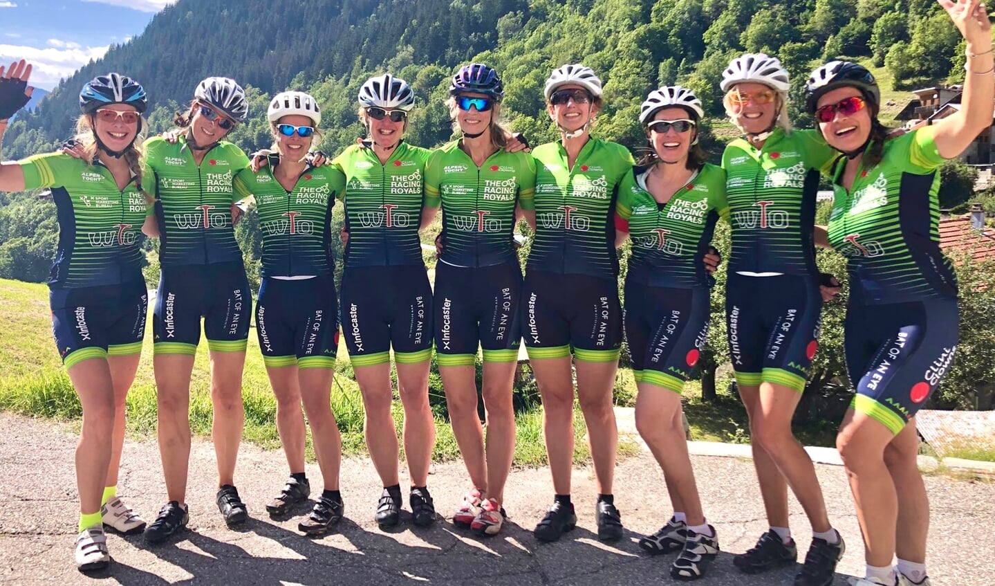 De negen dames die al ruim negenduizend euro bij elkaar fietsten.