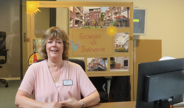 <p>Ellen op haar vertrouwde plekje achter de balie bij Bethanie waar ze zich met veel plezier inzet als vrijwillig gastvrouw.</p>
