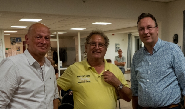 Een trotse Wout Boer tussen de erevoorzitter en de nieuwe preses