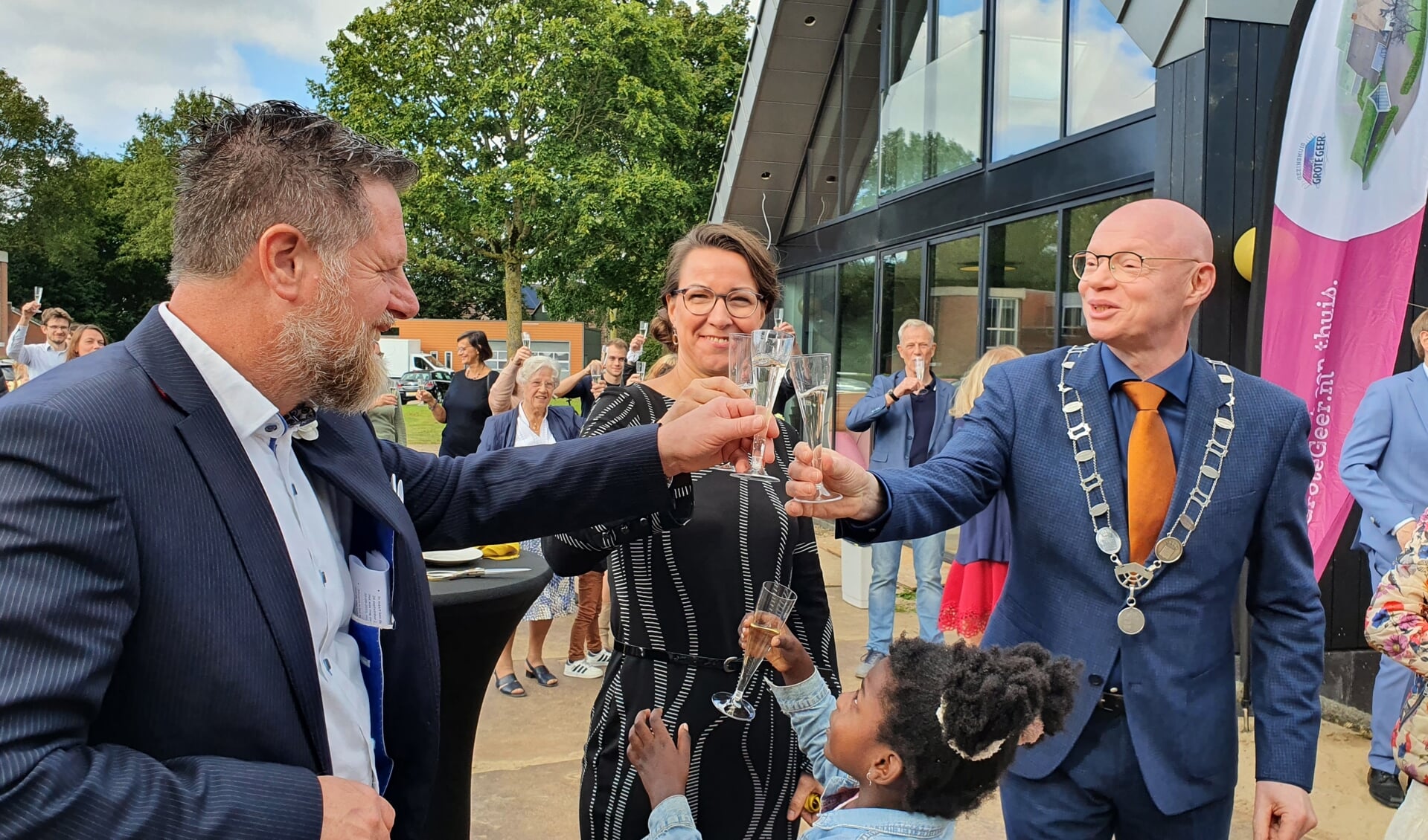 Met champange wordt geproost op het Gezinshuis. Vlnr. Wim Diepeveen en Anja Reijersen van Buuren en onze burgemeester
