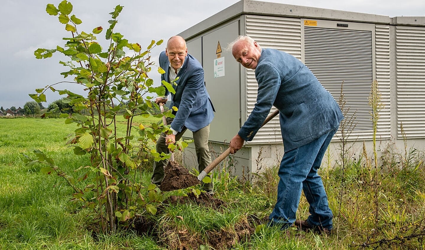 Samen met voorzitter Kees Donker van de coöperatie gaf wethouder Geert Ritsema het startsein voor de bouw door het planten van een hazelaar.