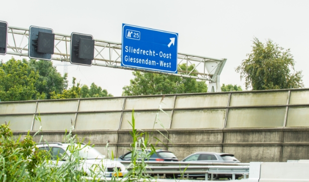 <p>De naam Giessendam-West prijkt prominent op het nieuwe verkeersbord</p>
