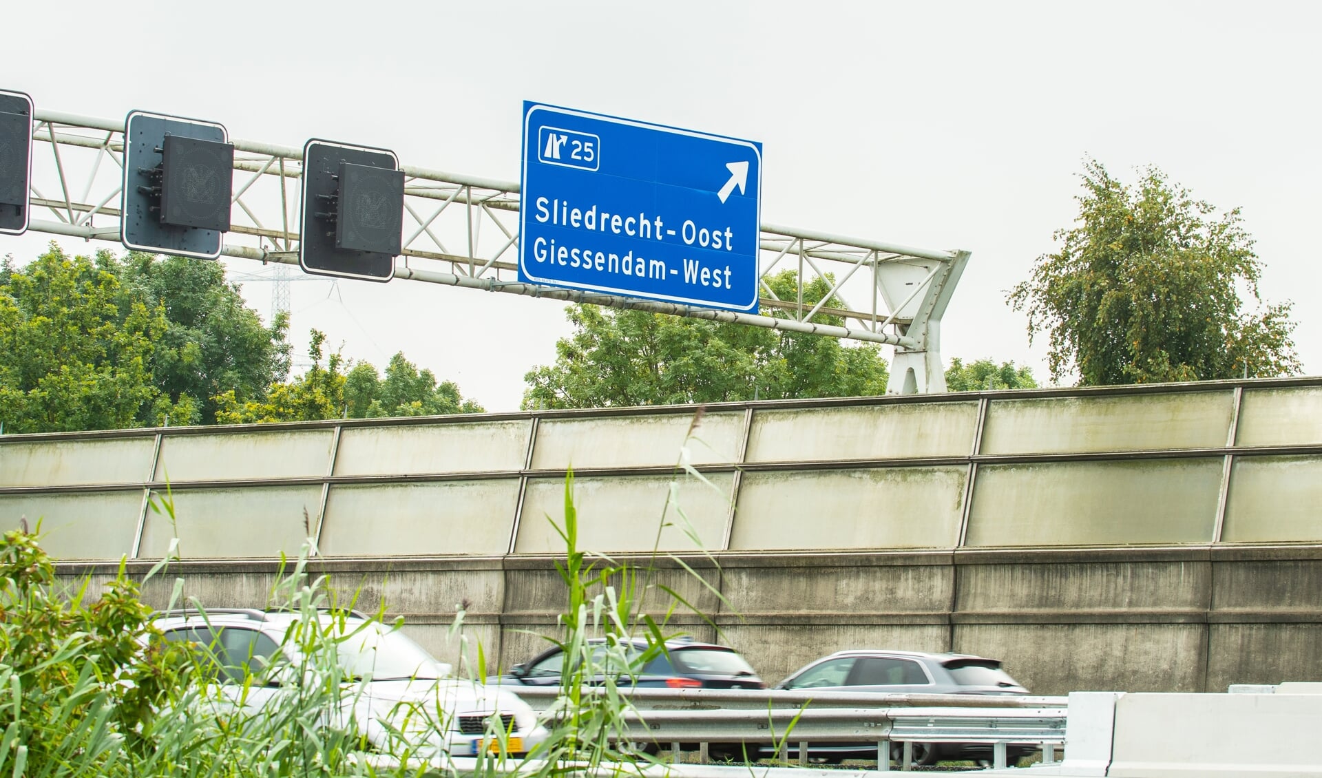De naam Giessendam-West prijkt prominent op het nieuwe verkeersbord