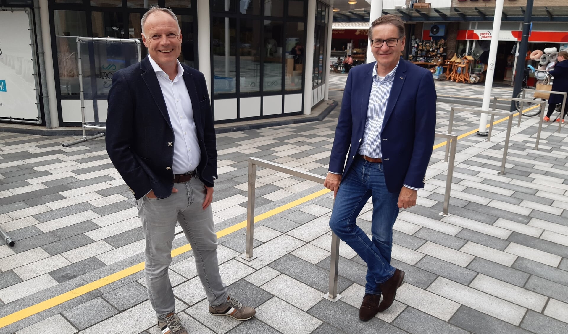 Wethouder Patrick Kiel (links) en voorzitter Ton Voortman van de stichting Ondernemersprijs Leusden zoeken kandidaten voor de prijsuitreiking, eind november.