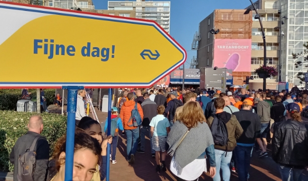 Vanaf station Zandvoort werden reizigers de juiste weg richting het circuit gewezen.