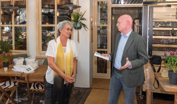 <p>Burgemeester Isabella neemt het eerste exemplaar in ontvangst</p>