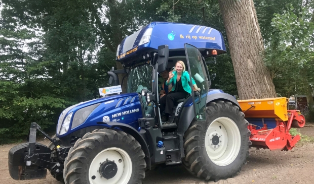 <p>Wethouder Floor Gordon probeert de tractor uit.</p>