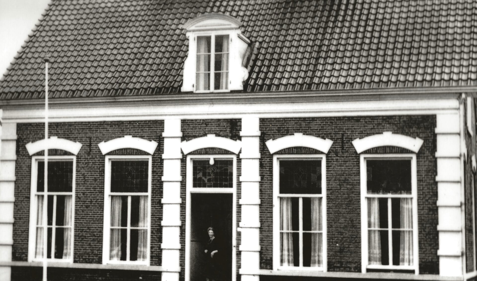 De barones voor haar (inmiddels al lang verdwenen) woning. Op hetzelfde erf zou in 1880 op haar initiatief de Schimmelpenninck van der Oyeschool worden gebouwd.