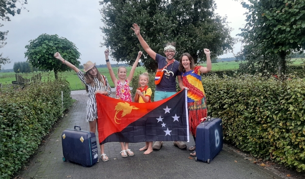 Hans en Gerline Beukers met hun 3 dochters klaar voor vertrek naar Papoea Nieuw Guinea