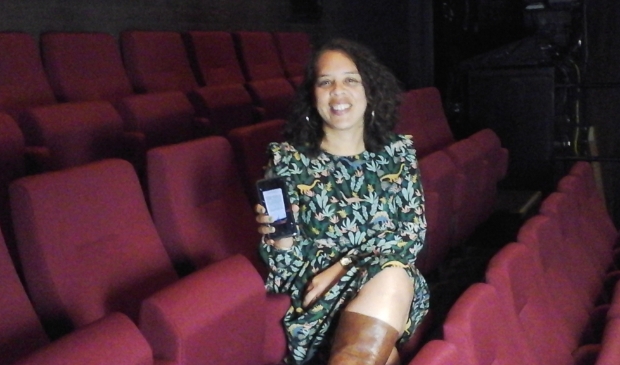 theaterbezoeker met app