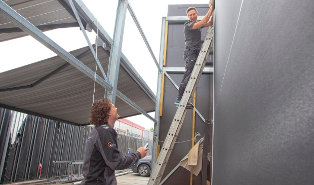 <p>Gerben den Besten (links) en Jasper Fidder in de buitentestlocatie van SunCircle.</p>