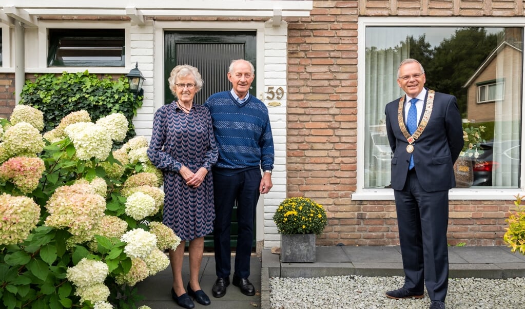 Het echtpaar Hartger en Thera van Milligen-Baatje werd door burgemeester Jan Luteijn gefeliciteerd met hun huwelijksjubileum.