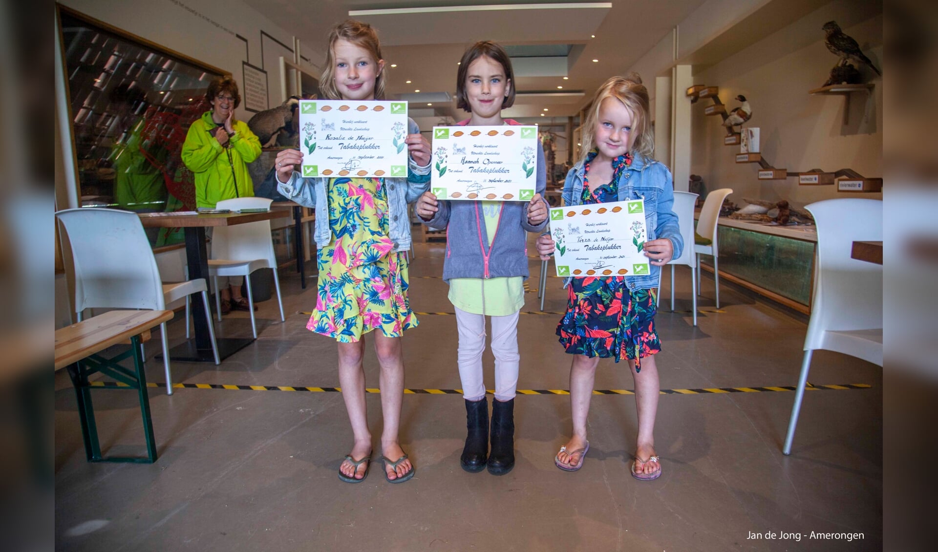 Trotse kinderen tonen hun diploma