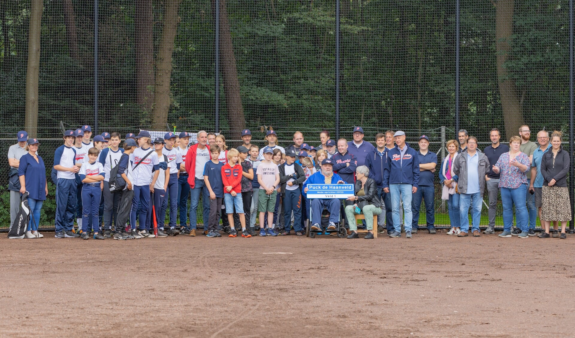 Puck de Haan tijdens de bekendmaking van de naamsvermelding van Veld 1. 