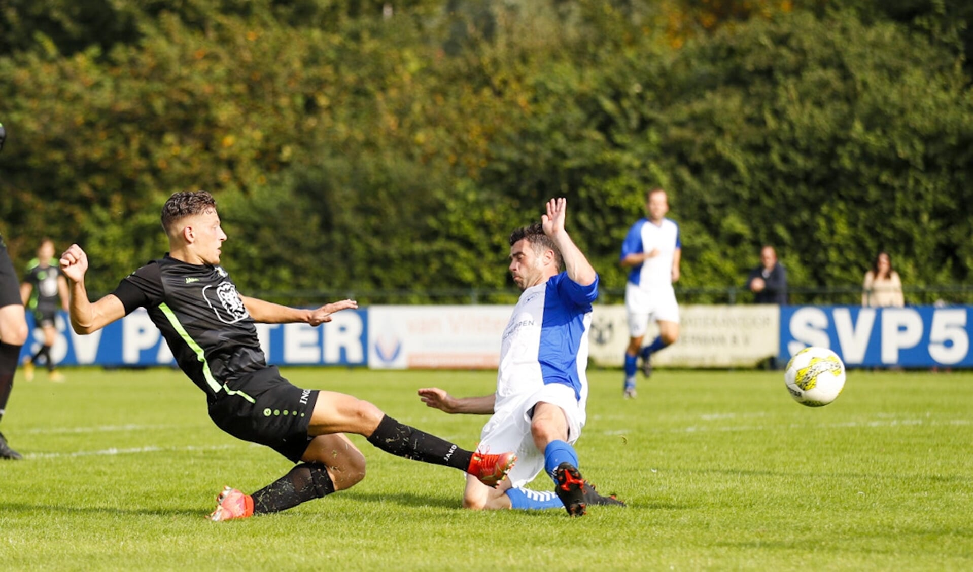 Bart Keuken in de actie die de 0-2 voor Veenendaal zou betekenen in de derby tegen SV Panter.