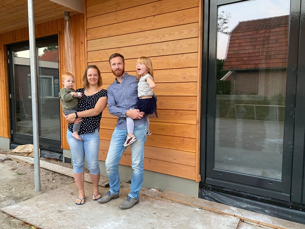 Bram en Annelise Heuveling samen met Noëlle en Michael bij hun toekomstige zorghotel.