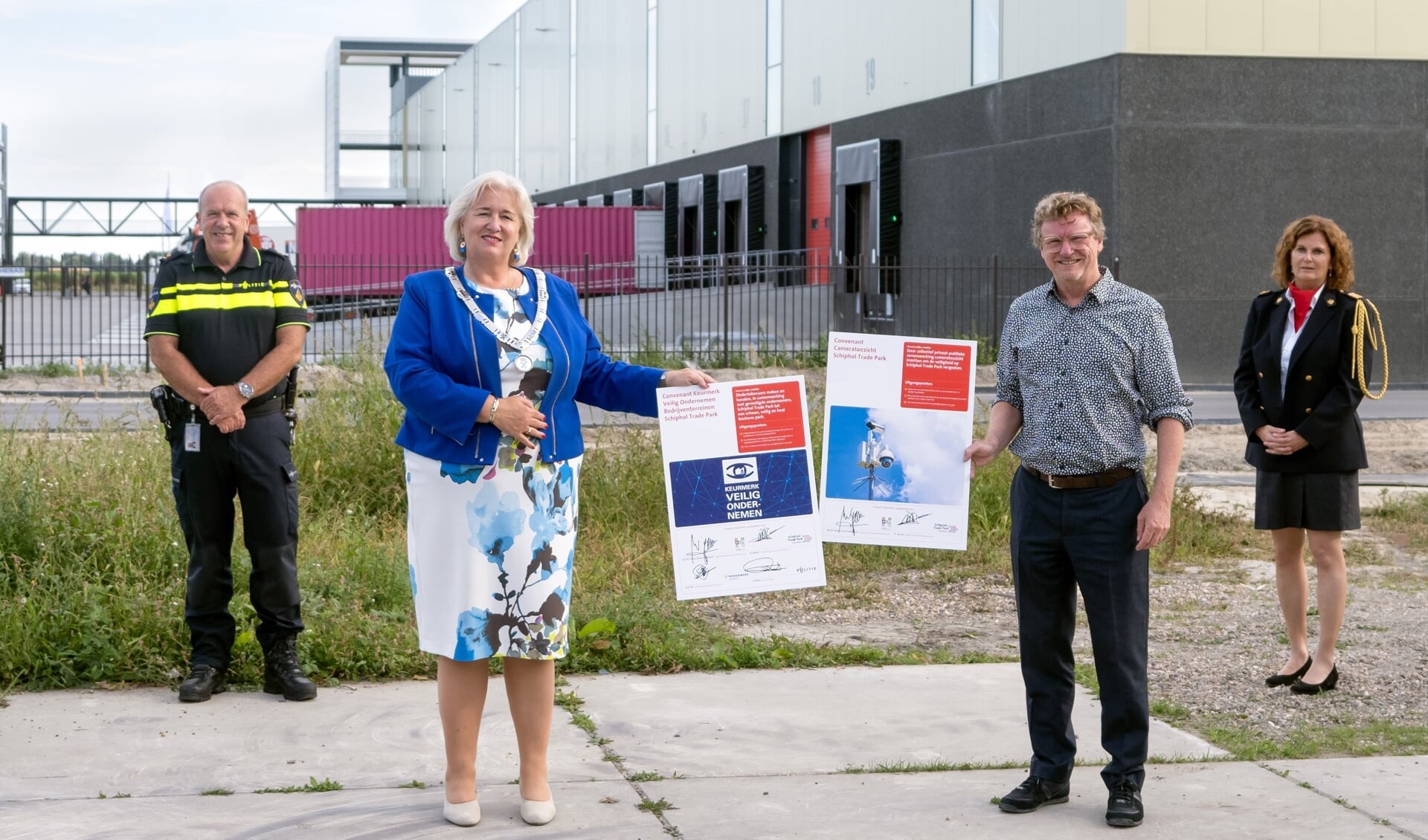 v.l.n.r. Fred Roest (Politie), Marianne Schuurmans (burgemeester Gemeente Haarlemmermeer), Arno Jansen (Schiphol Trade Park Services) en Sandra Tol (Brandweer Kennemerland). 