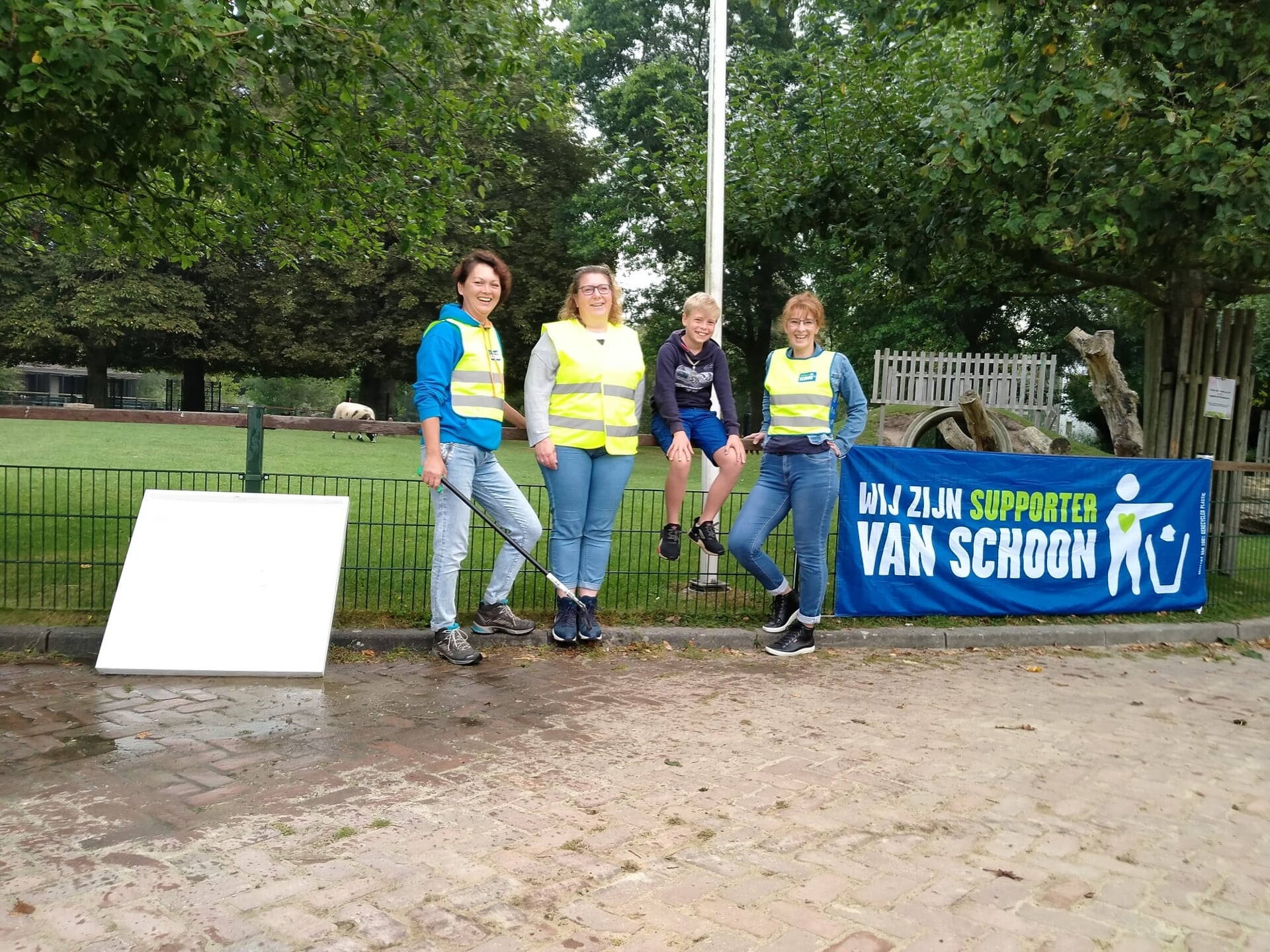 Op de foto Iris Keasberry, Marjolein Ruiter, kinderburgemeester Samuel Heule en Johanna Verweij bij de aftrap van World CleanUo day