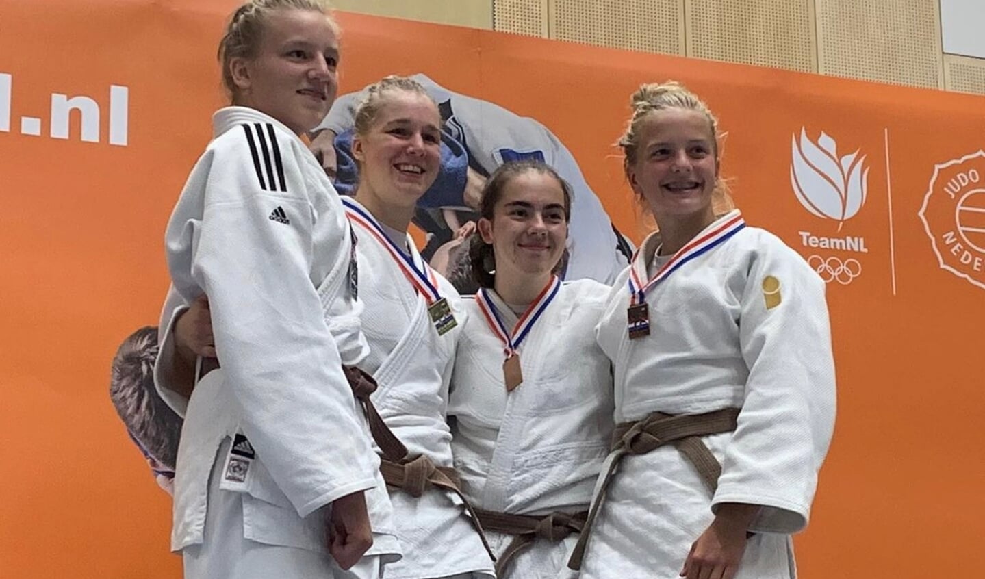 Xanne van Lijf, rechts op de foto, wint brons op het NK judo
