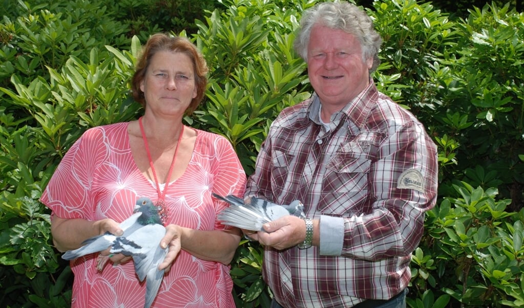 Anneke en Pierre Faes winnaars Banteux met oude en jonge duif.