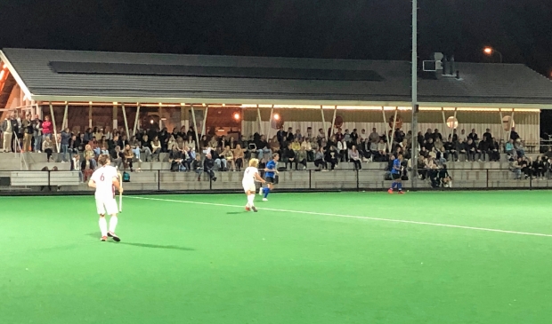 <p>Aardig volle tribune bij Gold Cup wedstrijd.</p>