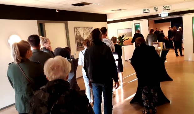 <p>Maandag trokken veel mensen naar het Dorpshuis om de familie te condoleren</p>