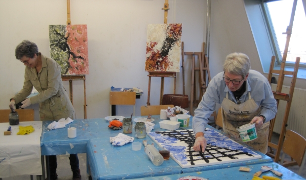 <p>Cursisten aan het schilderen bij Kunstcentrum Collage.</p>