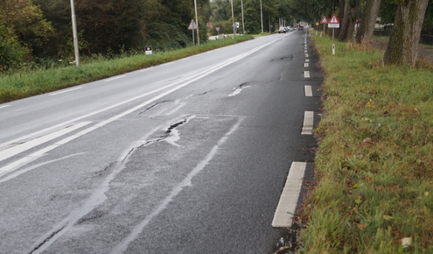 <p>Het wegdek verkeert in slechte staat.</p>