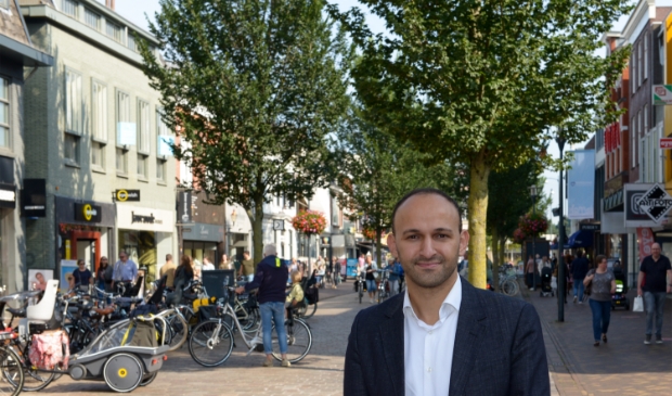 D66-fractievoorzitter Youssef Boutachekourt in de Hoofdstraat in Veenendaal.