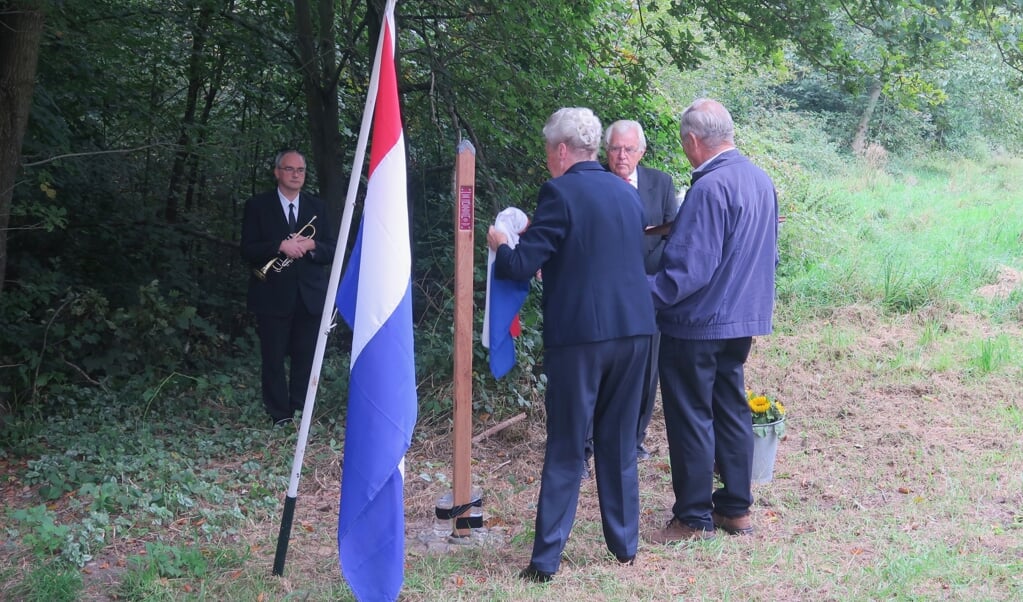 Rita Vermeulen, dochter van Bastiaan Rietveld onthult het monument
