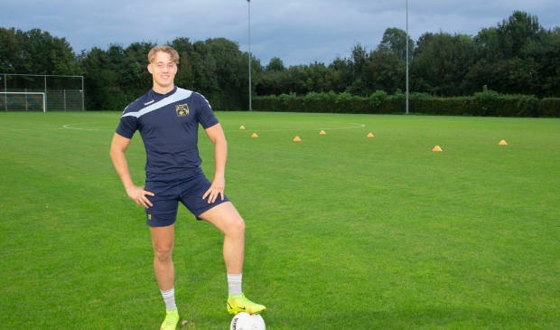 <p>VVB-spits Fabian van Esch kijkt uit naar de competitiestart, morgenmiddag.</p>