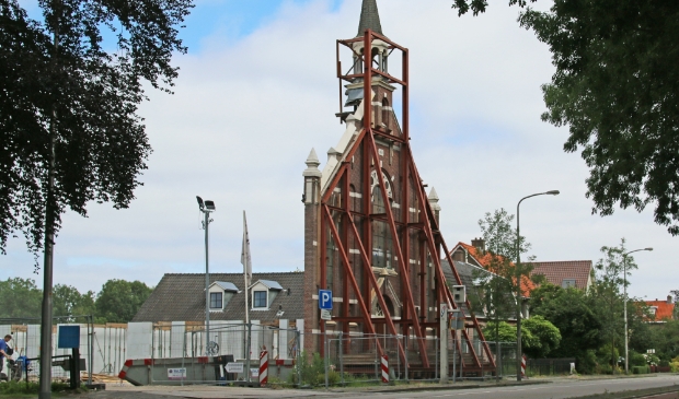 <p>De behouden gevel van de Handwegkerk. Inmiddels is er achter de gevel een wooncomplex gebouwd.</p>