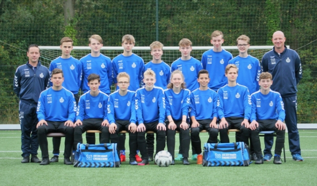 De JO16-2 van SO Soest in de nieuwe pakken