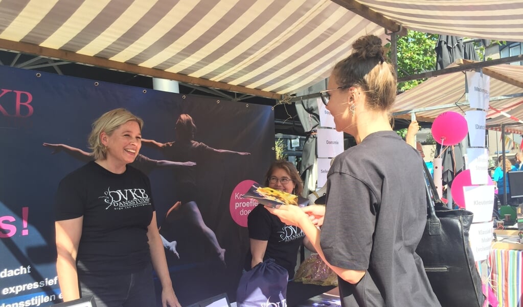 Eigenaar van OVKB, Olga van Koningsbrugge: ,,Dansen is voor iedereen." Docent Daphne vult aan: ,,De zon schijnt, niet alleen in het licht, maar ook bij OVKB."