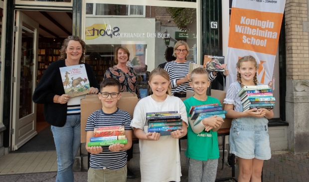<p>Leerlingen van de Koningin Wilhelminaschool (KWS) in Baarn, haalden bestelde boeken op bij Boekhandel den Boer, in de Laanstraat Baarn.</p>
