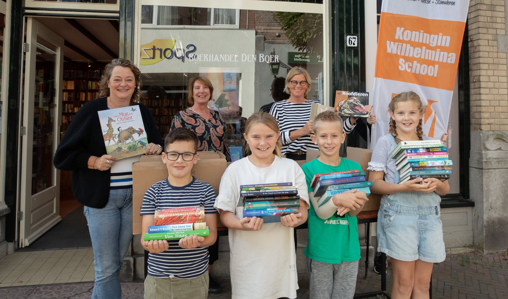 Leerlingen van de Koningin Wilhelminaschool (KWS) in Baarn, haalden bestelde boeken op bij Boekhandel den Boer, in de Laanstraat Baarn.