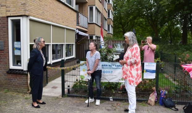 <p>Bewoonster Gerda krijgt de complimenten van wethouder Sedee (links) en Arjanne Lagendijk, directeur NMCX (rechts). </p>