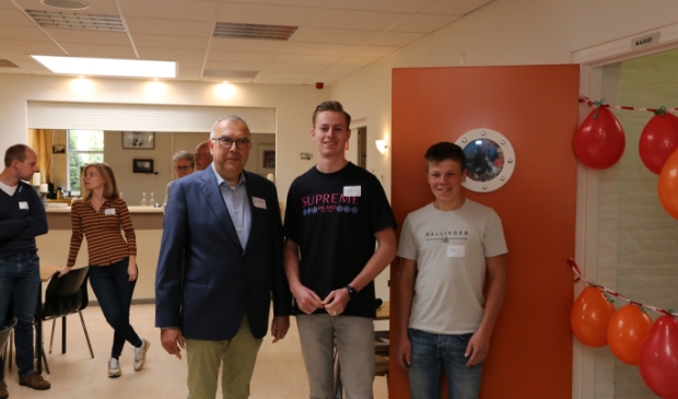 De voorzitter van de Kerkenraad en de 2 tieners de de lintjes door zullen knippen.